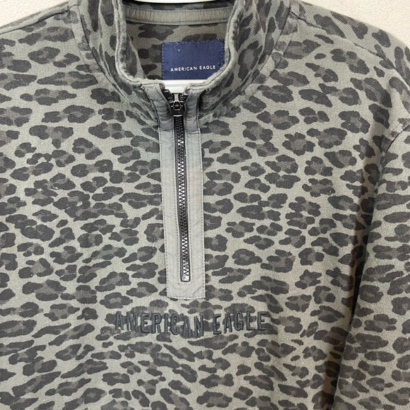 🥑5/$25 American Eagle leopard 1/4 zip spell-out pullover M - Picture 3 of 6